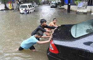 „De klimaatverandering heeft bij twee graden temperatuursverhoging (mogelijk al eer-der) gevaarlijke en onomkeerbare gevolgen, waaronder extreem weer. Foto: Mombai (India) na hevige regenval in juli. beeld AFP, Indranil Mukherjee.
