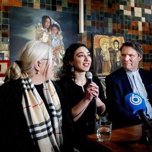 Esther van Dijken, Hayarpi Tamrazyan en ds. De Reuver (v.l.n.r.). beeld ANP, Robin van Lonkhuijsen
