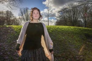 Auteur Liesbeth Goedbloed uit Oud-Beijerland brengt veel tijd door in de natuur voor ze gaat schrijven. beeld RD, Henk Visscher