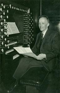 Cor Visser aan het orgel van de Grote Kerk in Dordrecht. beeld RD