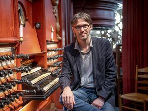Musicus Marco den Toom jubileert als organist: „Ik deed heel veel omdat anderen vonden dat het zo moest. Dat heb ik gelukkig helemaal losgelaten.” beeld Sjaak Verboom