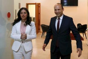 Minister van Onderwijs, Naftali Bennett (r.) en minister van Justitie, Ayelet Shaked hebben een nieuwe rechtse partij opgericht: Nieuw Rechts.  beeld AFP, Jack Guez