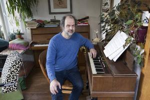De ”Harmonium Atlas”, een 4-cd-box, die Dirk Luijmes maakte, is de weerslag van een denkbeeldige reis door de gouden eeuw van het harmonium. beeld RD, Anton Dommerholt​
