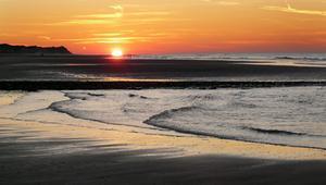 Ondergaande zon op Vlieland. beeld ANP