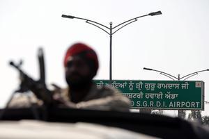 Bewaking rond Sri Guru Ramdas Ji International Airport in het Indiase Amritsar. beeld EPA