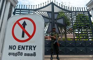 Een soldaat bewaakt een van de kerken in Sri Lanka waar op Eerste Paasdag een aanslag werd gepleegd. beeld AFP, Ishara S. Kodikara