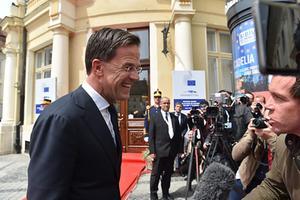 Premier Rutte uitte donderdag op de EU-top in Roemenië zijn bezorgdheid over het „uit elkaar vallen" van het atoomakkoord met Iran. beeld AFP