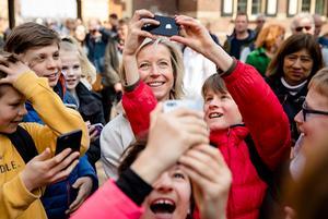 Selfie met Ollongren. beeld ANP