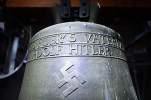 De naziklok in de toren van Herxheim am Berg, die volgens het gerechtshof in Koblenz mag blijven hangen. beeld AFP, Uwe Anspach