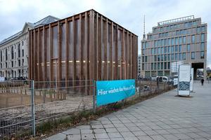 Tijdelijk paviljoen van het "House of One" dat in Berlijn -op het stuk grond ernaast- moet verrijzen. Het ”Drie-religies-huis” had in 2019 gereed moeten zijn, maar de eerstesteenlegging staat nu gepland voor 14 april 2020. beeld EPD, Rolf Zöllner