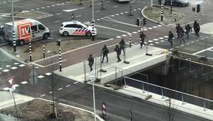 Zwaarbewapende politie in Utrecht. beeld AFP, Twitter, Micha Drost