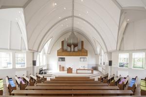 Ongeveer 75 van de ruim 180 christelijke gereformeerde kerken heeft een bepaalde vorm van samenwerking met een vrijgemaakt gereformeerde kerk of een Nederlands gereformeerde kerk. Foto: interieur van de kerk van de samenwerkingsgemeente in Lisse. beeld Architectenbureau ”The way we build”