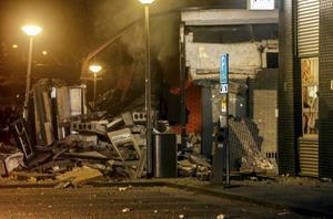 Bij een winkelcentrum in Doetinchem heeft een plofkraak voor een enorme ravage gezorgd. De explosie had rond 23.15 uur plaats en was in de verre omtrek te horen. beeld ANP GinoPress