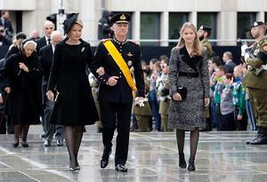 Koning Filip, koningin Mathilde en prinses Elisabeth van België komen aan op de begrafenis. beeld EPA