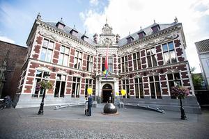 Uit onderzoek van FNV en VAWO uit 2017 komt naar voren dat zeven van de tien medewerkers van de Nederlandse universiteiten de werkdruk hoog tot zeer hoog vinden. Foto: Academiegebouw Universiteit Utrecht. beeld ANP, Jeroen Jumelet