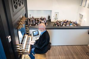 Arjan Versluis tijdens de organistendag van de HHK. beeld Niek Stam