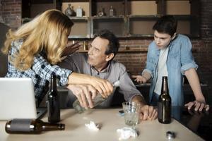 Maak bespreekbaar wat in het gezin rond verslaving speelt. beeld iStock