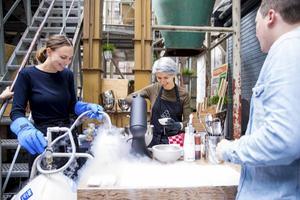 De tiende editie van de Food Inspiration Days in Veghel trokken maandag en dinsdag 1700 bezoekers. Professionals zoals restauranthouders en koks konden kennismaken met de nieuwste snufjes op voedselgebied. „Zij moeten blijven vernieuwen om overeind te blijven. Dus laten ze zich hier graag inspireren”, zegt initiatiefnemer Hans Steenbergen.  beeld Maurice Vinken
