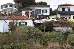 De bus raakte door nog onbekende oorzaak in een bocht van de weg in Caniço, in het zuidoosten van het eiland. beeld EPA