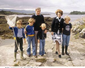 Het gezin van prinses Beatrix vierde in 1978 vakantie in Ierland. De toen 11-jarige Willem-Alexander haalde vooral het nieuws met zijn puberale uitspraak tijdens de fotosessie: „Alle Nederlandse pers opgerot!” beeld ANP, Ruud Hoff