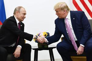 Volgens waarnemers was de sfeer tussen Trump en Poetin vrijdag goed. beeld AFP