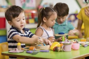 Graag doe ik ook een oproep aan het reformatorisch onderwijs om het ijzer nu zelf te smeden en integere methodes te ontwikkelen voor een vreedzaam en Bijbels belijnd democratisch ethos.  beeld iStock