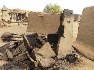 Een verwoest huis bij eerder geweld tussen de Dogon en de Fulani. beeld AFP