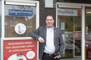 Henk van Leerdam is eigenaar van de Regiobank in het Zeeuwse Arnemuiden. Hij nam de zaak van zijn vader over. „Geld is het meest gevaarlijke goedje dat er is.” beeld Sjaak Verboom