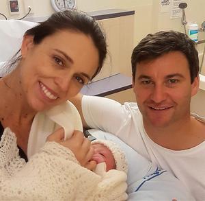 De Nieuw-Zeelandse premier Ardern juni 2018 met haar vriend na de geboorte van hun kind. beeld EPA
