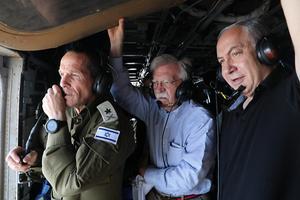 John Bolton (m.) met de Israëlische premier Netanyahu (r.) en legerchef Nadav Padan, tijdens een helikoptervlucht over de Joraan, afgelopen weekeinde. beeld EPA