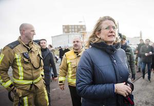 De Haagse burgemeester Pauline Krikke bekijkt in Scheveningen de schade die is ontstaan door de door vonkenregen van het grote vreugdevuur op het Noorderstrand. beeld ANP, Bart Maat