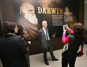 Charles Darwin poseert voor de afbeelding van betovergrootvader bij de expositie over Darwin in New York, 2005. beeld Don Emmert, AFP