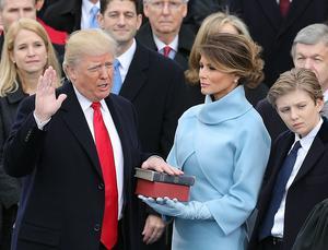 Donald Trump legt in 2017 de eed af tijdens zijn inauguratie als president van de Verenigde Staten. beeld EPA