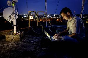 MAF-medewerker Wilbert Rietveld legt op Sulawesi via een satellietverbinding contact met de buitenwereld. beeld MAF