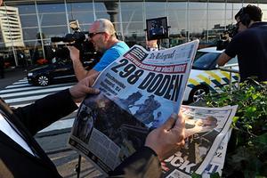 Constructieve journalistiek is een relatief jonge beweging die van journalisten een betrokken en minder afstandelijke houding vraagt. Foto: Buitenlandse journalisten op Schiphol, de dag nadat een toestel van Malaysia Airlines onderweg van Amsterdam naar Kuala Lumpur is neergestort in Oekraïne (17 juli 2014). beeld ANP, Evert Elzinga