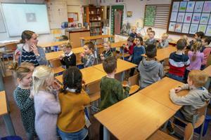 erwijl er een Slavische dans van Dvořak klinkt, lopen kinderen van groep 4a van de Rehobothschool in Barendrecht samen met hun juf in optocht door de klas.  beeld Cees van der Wal
