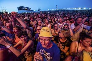 Bezoekers tijdens het popevenement Concert at Sea in Brouwersdam, juni 2018. beeld ANP, Jonas Roosens