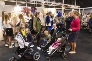 De eerste bezoekers druppelden dinsdagmorgen binnen in de Evenementenhal Gorinchem voor de extra editie van de Familiedagen. Die vindt plaats vanwege het 10-jarig jubileum van het evenement. beeld RD, Anton Dommerholt