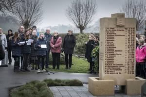 Oosterlandse kinderen lazen vrijdagmiddag tijdens de jaarlijkse herdenking van de watersnood van 1953 op de begraafplaats de namen van de 54 mensen uit hun dorp voor die tijdens de ramp omkwamen. beeld Wim van Vossen