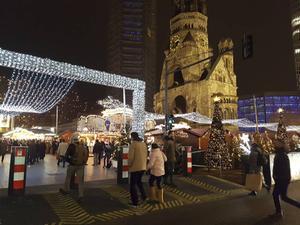 Na het bloedbad op de kerstmarkt in Berlijn in 2016, is Breitscheidplatz nu extra beveiligd.  beeld Bertus Bouwman