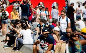 Toeristen op het Museumplein in Amsterdam. beeld ANP