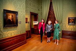Juist op de dag dat haar zus Christina in New York een Rubens liet veilen, werd prinses Beatrix woensdag rondgeleid in het Mauritshuis. beeld ANP