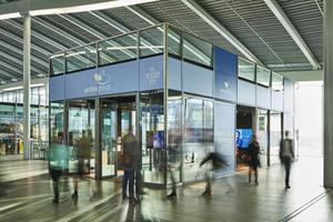 Ze verkopen er geen etenswaren, koffie of lectuur. Nee, de ingenieurs van Antea Group vertellen sinds in een zogeheten pop-up store op station Utrecht Centraal over hun werk.  beeld Antea Group