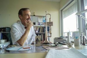 Dr. A. B. M. (Boni) Rietveld stond 25 jaar geleden aan de wieg van het Medisch Centrum voor Dansers & Musici (MCDM) in Den Haag. beeld Winish Chedi
