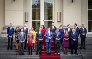Het begrip ”bij de gratie Gods” drukt uit dat we staat en overheid, in de persoon van de koning, als gegeven kunnen beschouwen. En daarvoor mogen we dankbaar zijn. Foto: Het nieuwe kabinet-Rutte III op het bordes van Paleis Noordeinde, op 26 oktober 2017. beeld ANP, Bart Maat