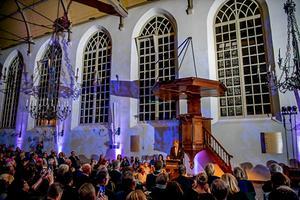 „De vraag intrigeert of de Dordtse synode zich herkennen zou in de manier waarop zij nu herdacht wordt.” Foto: Koning Willem-Alexander leest een passage uit de Statenbij-bel voor tijdens de herdenking van de Synode van Dordrecht. beeld ANP, Robin Utrecht