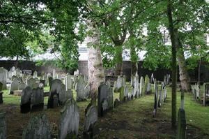 In het hart van de Londense begraafplaats Bunhill staat, hoog opgericht, het grafmonument voor John Bunyan uit 1862. beeld RD