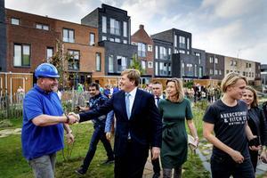 Nieuwbouwwijken kunnen en moeten gasloos. Foto: Koning Willem-Alexander bezoekt de nieuwe duurzame wijk Veemarkt in Utrecht.  beeld ANP, Robin van Lonkhuijsen