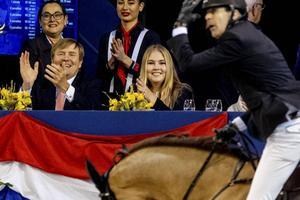 Koning Willem-Alexander en kroonprinses Amalia tijdens een wedstrijd bij het paardenevenement Jumping Amsterdam. beeld ANP, Robin Utrecht