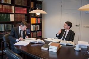 Kandidaat G. P. van Nieuw Amerongen (l.) met ds. J. M. D. de Heer, op de Theologische School in Rotterdam. beeld Willem van Cappellen